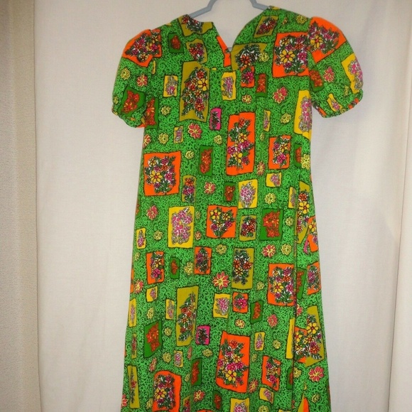 Vintage Dresses & Skirts - Vintage Made in Hawaii Floral Green Dress Smaller